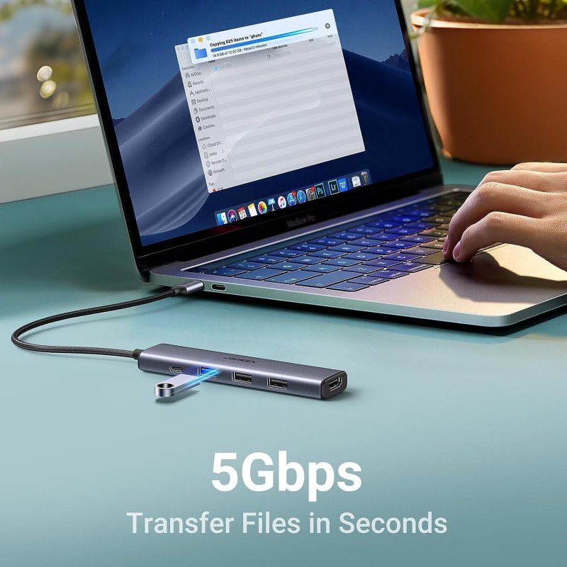UGREEN Revodok CM478 Hub - with laptop